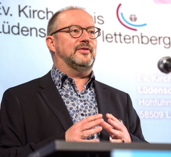 Die aktuellen Vorgaben der Landeskirche seien nicht etwa auf finanzielle Gründe zurückzuführen, sondern hängen mit dem eklatanten Nachwuchsmangel zusammen, erklärte Superintendent Dr. Christof Grote in seinem Bericht. (Foto: Martin Büdenbender)