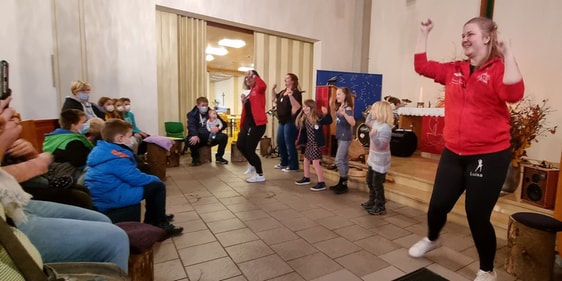 Die Mädchen aus dem Tanzshop erfreuten die Gottesdienstbesucher. (Foto: Karl-Herrmann Ernst)