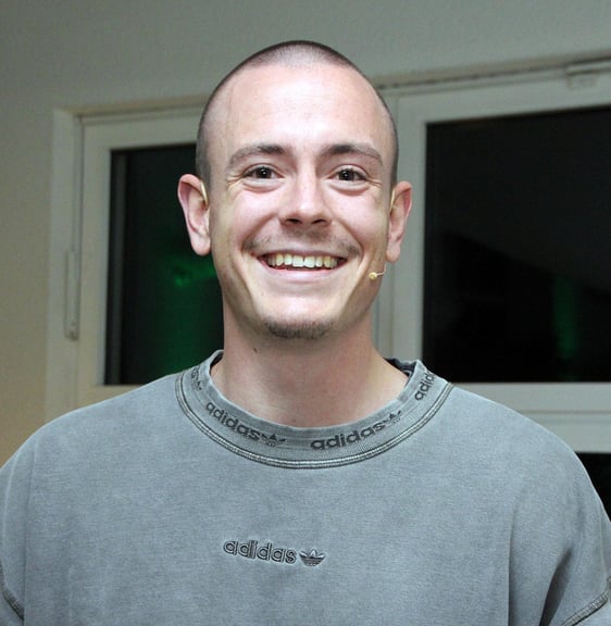 FeG-Jugendreferent John Lukas Hartmannsberger ging in seiner Andacht der "Warum"-Frage nach. An der Geschichte von Jona machte er seine Ausführungen vom Loslassen und Vertrauen fest. (Foto: Jakob Salzmann)
