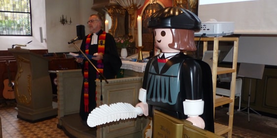 Gern ließen sich die Kirchengäste beim besonderen Sonntagmorgen-Gottesdienst am Reformationstag in der Rönsahler Servatiuskirche von Pastor Martin Ahlhaus und anhand einer im Altarraum aufgestellten schmucken Playmobil-Figur einladen zur Betrachtung von Leben und Lebenswerk des Reformators Martin Luther. (Foto: Rainer Crummenerl)