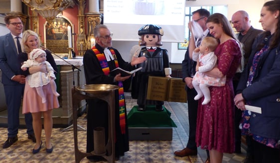 Zwei Taufen und das aktive Mitwirken der Elternpaare durch gemeinsame Lied-und Instrumentalbeiträge bereicherten den Gottesdienst zum Reformationstag in gern gesehener Weise. (Foto: Rainer Crummenerl)