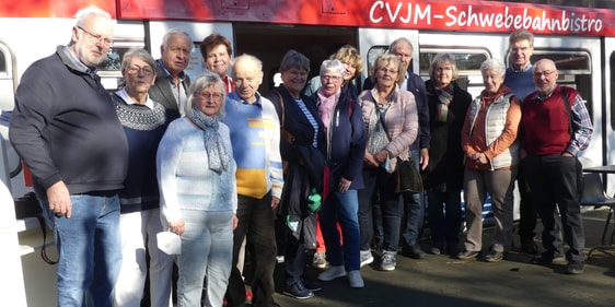 CVJM Schwebebahnbostro Der Bibelkreis des CVJM Lüdenscheid-West besuchte das Schwebebahnbistro auf der CVJM-Bundeshöhe in Wuppertal. (Foto: Ingrid Weiland)