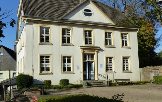 Manches im Dorf, so auch die Errichtung des zentralen Gebäudes am Marktplatz, heute Bürgerhaus, geht auf die Initiative eines Vertreters aus der im Mannesstamme hier schon lange erloschenen Familie Heuser zurück. (Foto: Rainer Crummenerl)