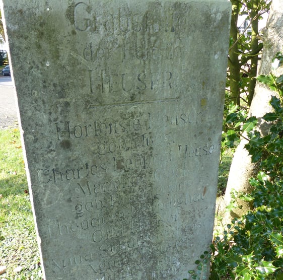 Dieser Grabstein im Eingangsbereich des Rönsahler Friedhofs erinnert – wenngleich auch in nur noch schwer entzifferbarer Schrift – an Angehörige der Familie Heuser, die über einen langen Zeitraum maßgeblich an der Gestaltung des öffentlichen Lebens in Rönsahl beteiligt war. (Foto: Rainer Crummenerl)