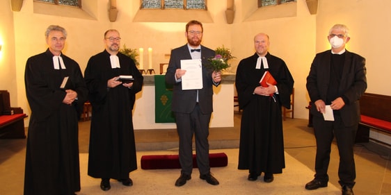 Dominik Rienäcker (Mitte) wurde unter anderem im Beisein von Pfarrer Dietmar Auner, Superintendent Christof Grote, Presbyter Peter Winkemann und Friedhelm Ackva (von links) in sein Amt als Prädikant eingeführt. (Foto: Hartmut Damschen)