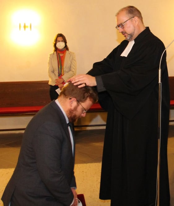 Superintendent Dr. Christof Grote segnete Rienäcker für seinen neuen Dienst. (Foto: Hartmut Damschen)