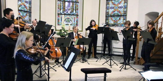 Mit der Sinfonietta Köln war am Sonntag eines der profilierten Orchester seiner Art in der Schalksmühler Erlöserkirche zu Gast. Im Gepäck hatten die Musiker ein kontrastreiches Programm, das Werke des 18. Und 20. Jahrhunderts vereinte. (Foto: Jakob Salzmann)