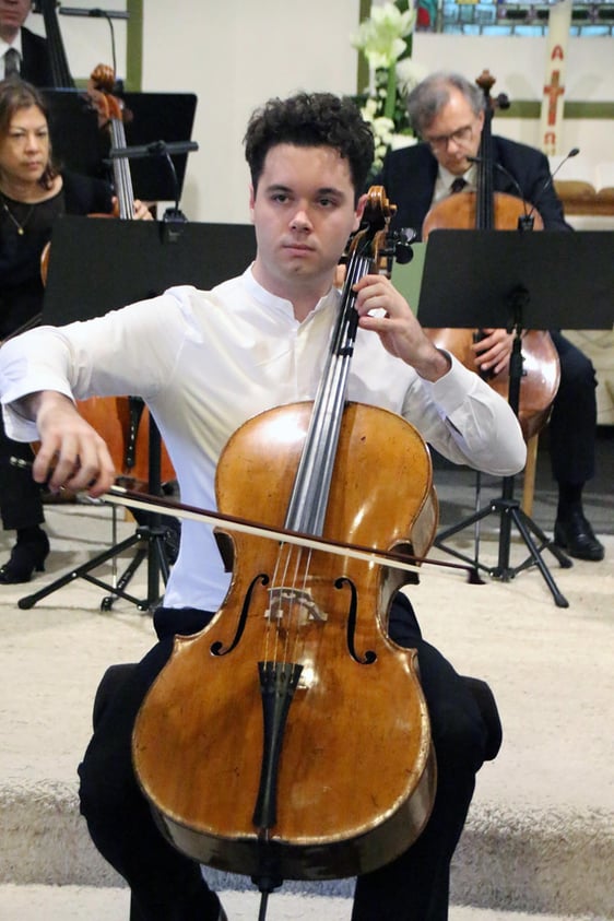 Als Solist machte Sam Lucas (Violoncello) mit einem lange Zeit als verschollen geltenden Konzert von Joseph Haydn für Violoncello und Orchester bekannt. (Foto: Jakob Salzmann)