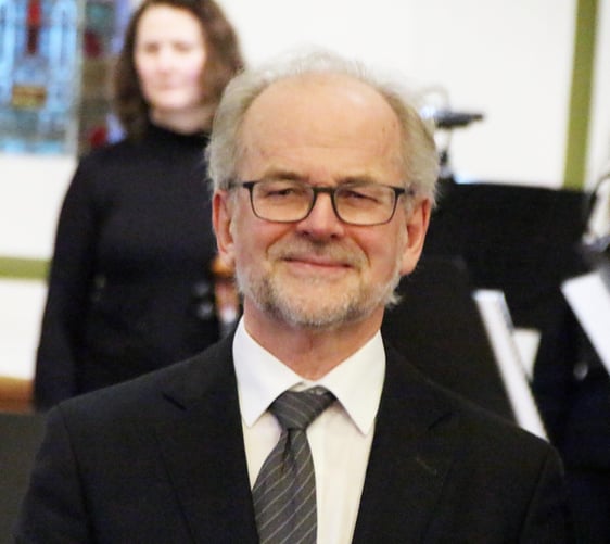 Führte sein Orchester mit präziser Zeichengebung durch das Konzert: Cornelius Frowein, früherer Leiter der Musikschule Volmetal. (Foto: Jakob Salzmann)