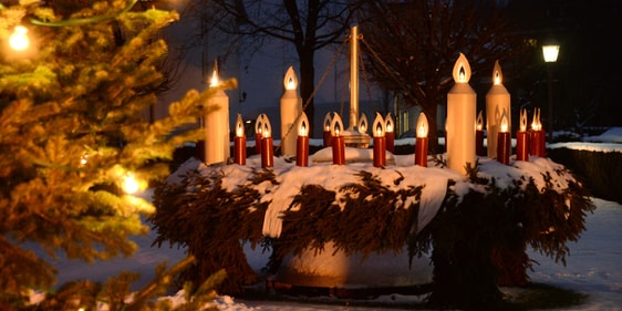 Vor der Erlöserkirche Attendorn finden wieder die Adventsandachten montags bis freitags statt. (Foto: Andrea Vollmert)