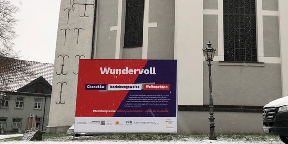 Mit den Großplakaten an verschiedenen Standorten beteiligt sich der Ev. Kirchenkreis Lüdenscheid-Plettenberg an der EKD-weiten Aktion "1700 Jahre jüdisches Leben in Deutschland". Hier ist es an der Erlöserkirche Lüdenscheid zu sehen.(Foto: EKKLP)
