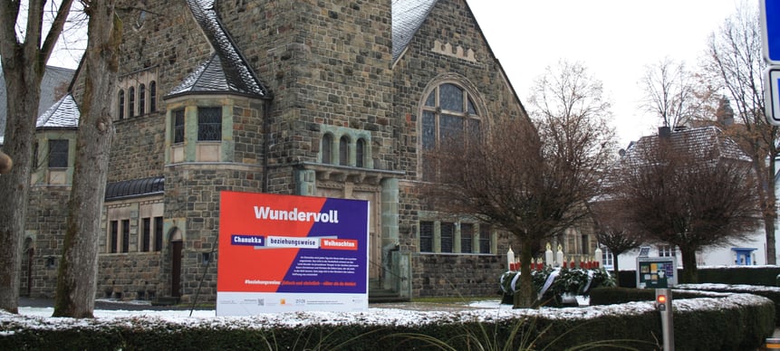 Der Ev. Kirchenkreis Lüdenscheid-Plettenberg beteiligt sich an der EKD-weiten Aktion und stellt Plakate an verschiedenen Standorten auf, u.a. an der Erlöserkirche Attendorn. (Foto: EKKLP)