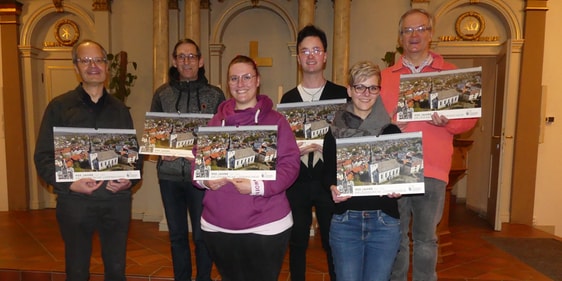 Die Herausgabe des Fotokalenders von der Erlöserkirche stellte für Pfarrer Jürgen Jerosch (v.l.n.r.), Klaus Rüping (Öffentlichkeitsausschuss), Jugendreferentin Alanna Kockskemper, Presbyter Tobias Aurich, Kirchenmusikerin Nicole Trester und Pfarrer Holger Reinhardt den Auftakt zu den Veranstaltungen dar, mit denen im kommenden Jahr das Jubiläum gefeiert wird. (Foto: Ingrid Weiland)