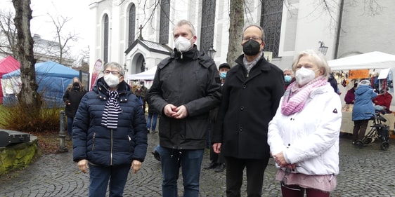 Monika Schwanz (l.) und Antje Malycha (r.) organisierten gemeinsam den 30. Weihnachtsmarkt der guten Taten, bei dessen Eröffnung Bürgermeister Wagmeyer (2.v.l.) ein Grußwort der Stadt überbrachte und Pfarrer Jürgen Jerosch (2.v.r.) für das geistliche Wort zuständig war. (Foto: Ingrid Weiland)