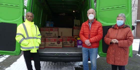 Ein rumänischer Fahrer (l.) holte am Montag die 27 großen Karton mit den Weihnachtstüten ab, die die evangelische Kirchengemeinde Brügge-Lösenbach für Bedürftige in Rumänien zusammengetragen hatte. Für einen reibungslosen Start des Transports sorgte das Ehepaar Ulrike und Volker Hofmann (r.). (Foto: Ingrid Weiland)