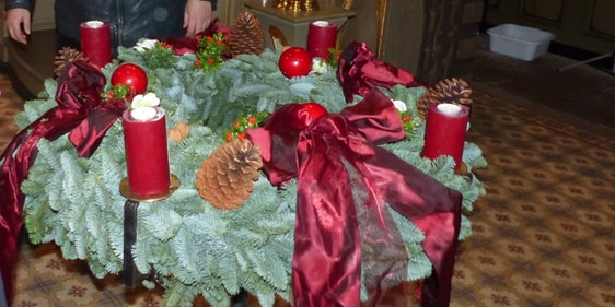 Als Zeichen der Hoffnung in dunkler Zeit gilt so manche helle Lichtquelle, so wie sie derzeit auch in unseren Kirchen, wie hier in der Servatiuskirche in Rönsahl, zu Beginn der Advents- und Weihnachtzeit wirkungsvoll zur Geltung kommt. (Foto. Rainer Crummenerl)