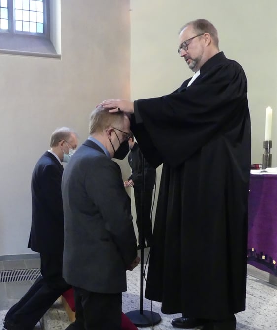 Der wichtigste Moment der Prädikanteneinführung war gekommen, als Helmut Schaffring und Ralf Ziomkowski kniend den Segen des Superintendenten (r.) und des Gemeindepfarrers entgegennahmen. (Foto: Ingrid Weiland)