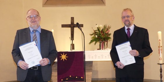 Im Dienst des Evangeliums: Ralf Ziomkowski (l.) und Helmut Schaffring wurden am Sonntag als Prädikanten eingesegnet. (Foto: Ingrid Weiland)