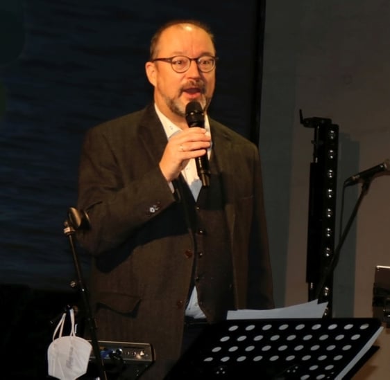 Superintendent Dr. Christof Grote eröffnete den Lobpreisabend, der vom Kirchenkreis Lüdenscheid-Plettenberg unterstützt wurde. (Foto: Bettina Görlitzer)