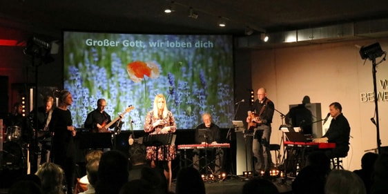 Der Ausstellungsraum der Phänomenta bot ein besonderes und zugleich stimmungsvolles Ambiente für die Premiere der neuen Band Sela. (Foto: Bettina Görlitzer)