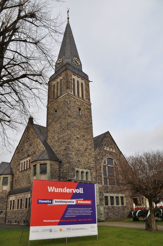 Mit diesem Plakat vor der Erlöserkirche in Attendorn machte die evangelische Kirchengemeinde Attendorn-Lennestadt auf die beiden Gottesdienste „Chanukka beziehungsweise Weihnachten“ aufmerksam. (Foto: Karl-Herrmann Ernst)