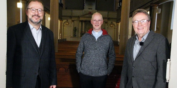 Waren bei der zweiten von drei Gesprächsrunden zur Plakataktion Gesprächspartner: Superintendent Dr. Christof Grote, Kreisdechant Patrick Schnell und der Kirchenkreis-Beauftragte Achim Riggert (v.l.). (Foto: Jakob Salzmann)