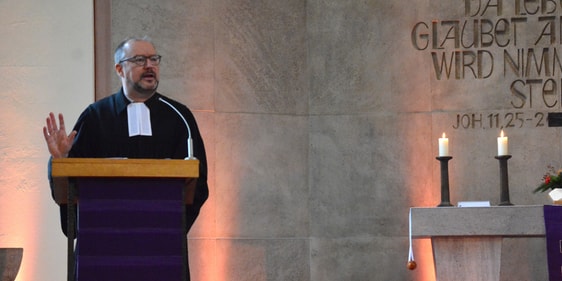 Bei dem Gottesdienst für Mitarbeitende des Diakonischen Werkes predigte Superintendent Dr. Christof Grote zum Thema Sehnsucht. (Foto: Wolfgang Teipel)