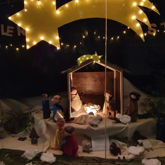 Ein Rätsel wartet auf die Auflösung: Das Ökumene Forum Werdohl veranstaltet die Aktion "Adventsfenster" - zu gewinnen sind 10 Bücher "Die Weihnachtsgeschichte". (Foto: kgw)