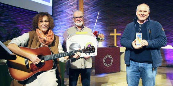Margitta Hahn (v.l.), Reiner Westerhoff, Pfarrer Eckart Link gestalteten gemeinsam das Montags-Café in Gottesdienstform. (Foto: Jakob Salzmann)