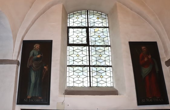 Die historischen, barocken Apostelbilder, die aus der Kirche stammen, waren eine Zeitlang im Martin-Luther-Haus untergebracht. (Foto: Birgit Hüttebräucker)