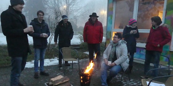 Bei heißen Getränken und einer Feuerschale konnte die Besucher sich aufwärmen. (Foto: Ingrid Weiland)