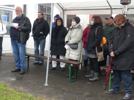 Die Andacht gestaltete Günter Ozdyk (l.) zu Psalm 91, der gerade in dieser Zeit wieder hochaktuell geworden ist. (Foto: Ingrid Weiland)