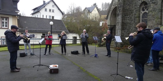Der von Eberhard Reich (l.) geleitete Posaunenchor Brügge eröffnete das Weihnachtsblasen 2021 vor der evangelischen Kirche in Brügge. (Foto: Ingrid Weiland)