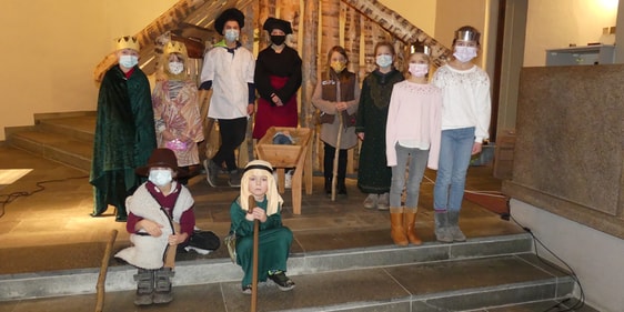 Die Mitwirkenden bei dem Krippenspiel „Der Stern“ in der Friedrichskirche Rahmede waren sichtlich froh darüber, dass sie in die Rollen der Weihnachtsgeschichte schlüpfen konnten. (Foto: Ingrid Weiland)