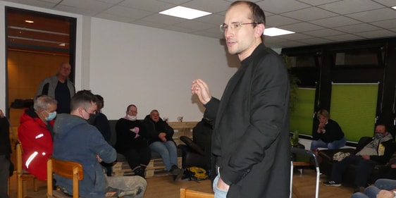 Michael Siol, seit kurzem Pfarrer der evangelischen Kirchengemeinde Oberrahmede, nahm erstmalig an einer Weihnachtsfeier des von seiner Amtsvorgängerin, Monika Deitenbeck-Goseberg, vor 29 Jahren gegründeten Obdachlosen-Freundeskreises (OFK) teil und eröffnete das Programm mit einer Andacht. (Foto: Ingrid Weiland)