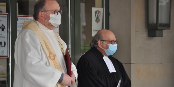 Dechant Andreas Neuser (l.) und Prädikant Wolfgang Dröpper feierten den ersten ökumenischen Weihnachtsgottesdienst unter freiem Himmel. (Foto: Karl-Herrmann Ernst)