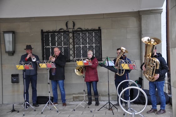 Ein Bläser-Quintett der Freiwilligen Feuerwehr begleitete den Gottesdienst musikalisch. (Foto: Karl-Herrmann Ernst)