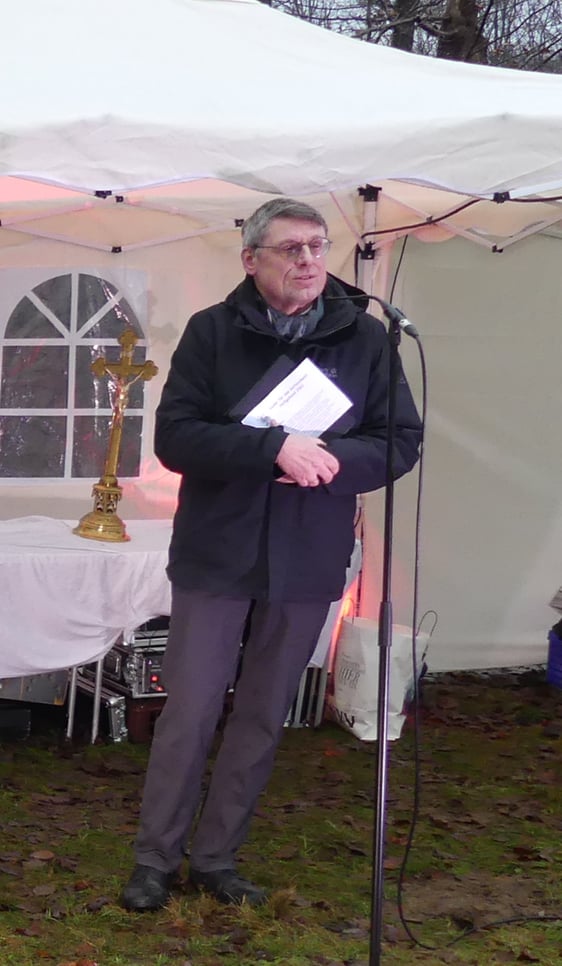 Pfr. Rainer Gremmels (r.) leitete den Gottesdienst am Heiligen Abend im Stadtpark. (Foto: Ingrid Weiland)