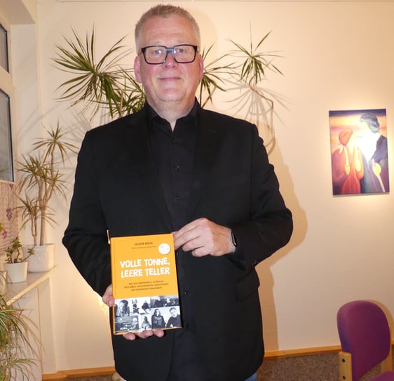 Jochen Brühls Buch „Volle Tonne – leere Teiler“ soll dazu beitragen, Lösungen für das Problem zu finden, dass Lebensmittel auf der einen Seite im Überfluss vorhanden sind, andrerseits aber nahezu 15 Millionen Menschen nicht genug davon haben. (Foto: Ingrid Weiland)