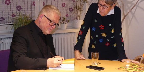 Beim CVJM-Kreis „Unter uns“ stellte Brühl sein Buch vor und signierte einige Exemplare – von jedem verkauften Exemplar geht ein Euro an die Tafeln. (Foto: Ingrid Weiland)