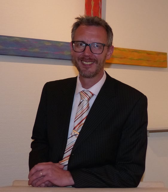 Stephan Zeipelt wird vom 10. März bis zum 5. April die Ausstellung „Werkstatt Bibel mobil“ im Gemeindezentrum am Kirchplatz präsentieren. (Foto: Ingrid Weiland)