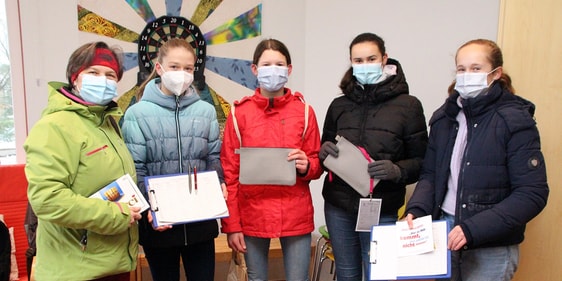 Mit 108 Helfern, auf kleine Gruppen aufgeteilt, waren die Halveraner im gesamten Stadtgebiet unterwegs, um Weihnachtsbäume und Spenden für die Jugendarbeit einzusammeln. (Foto: Jakob Salzmann)