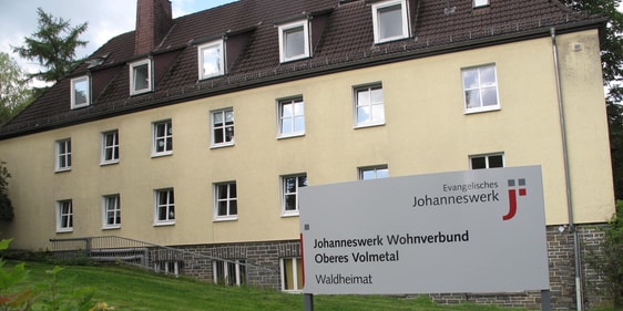Derzeit leben knapp vierzig Menschen unterschiedlichen Alters in den Räumlichkeiten des Rönsahler Wohnheims „Waldheimat“ im Bereich des Wohnverbandes Volmetal innerhalb des Evangelischen Johanneswerkes Bielefeld. (Foto: Rainer Crummenerl)