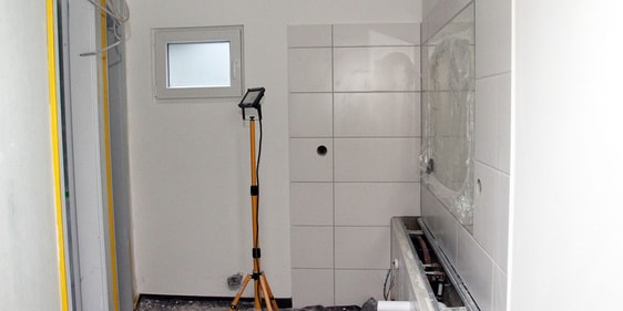 Der Umbau des CVJM-Heims, der in mehrere Teilprojekte gegliedert ist, macht sichtbare Fortschritte. Im Erdgeschoss werden die Toiletten neugestaltet. In weiteren Schritten soll der Dachboden ausgebaut werden. (Foto: Jakob Salzmann)