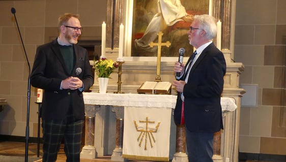 Pfarrer Sebastian Schultz (l.) im Interview mit Dr. Horst Afflerbach. (Foto: Ingrid Weiland)