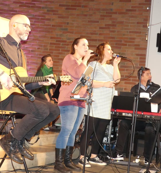 Die Band setzte sich aus Olaf Westmeier (Tasten), Kristin und Katrin Roeder (Gesang), Uwe Baumann (Gitarre) und Kerstin Hagedorn (Cajón) zusammen. (Foto: Ingrid Weiland)