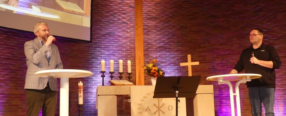 Bürgermeister Sebastian Wagemeyer im Gespräch mit Pastor Marco Fischer (r.) beim überkonfessionellen Gebetsabend. (Foto: Ingrid Weiland)