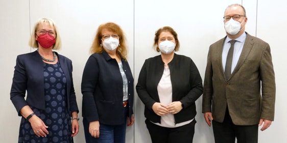 Superintendent Dr. Christof Grote und DW-Geschäftsführerin Iris Jänicke (l.) freuten sich über den konstruktiven Austausch mit Bundestagsabgeordnete Bettina Lugk (2.v.r.) und Landtagsabgeordnete Inge Blask zu aktuellen Thematiken (Foto: EKKLP)