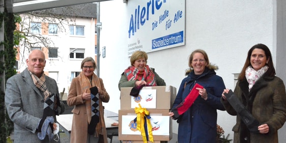 Die Lions Martin Skiba aus Balve, Katharina von Wrede aus Sundern, Susanne Vollmer (Tafel), Claudia Sielermann aus Plettenberg und Maren Krombach aus Neuenrade, Präsidentin vom Lions Club Sorpesee bei der Übergabe von FALKE Socken aus der Aktion „Deutsche Lions machen sich auf die Socken“ initiiert vom Lions Club Schmallenberg - Hochsauerland. (Foto: Wolfgang Teipel/dw)