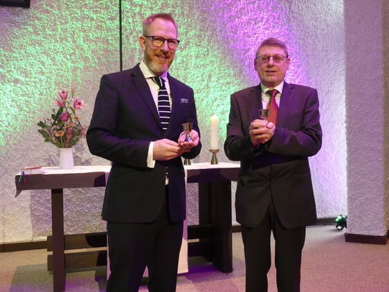 Die beiden Pfarrer der Lüdenscheider Christuskirchengemeinde, Sebastian Schultz (l.) und Rainer Gremmels, können auch in diesem Jahr interessante Gäste bei den Sommerpredigten in ihrer Kirchengemeinde begrüßen (Foto: ECKG)
